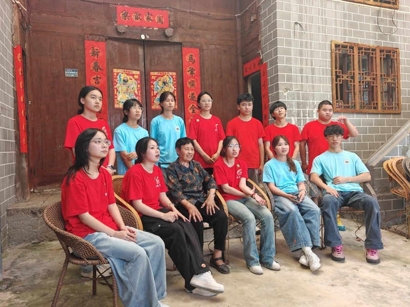 隊員與好花紅非遺傳承人楊光英老人一起唱“好花紅調”111