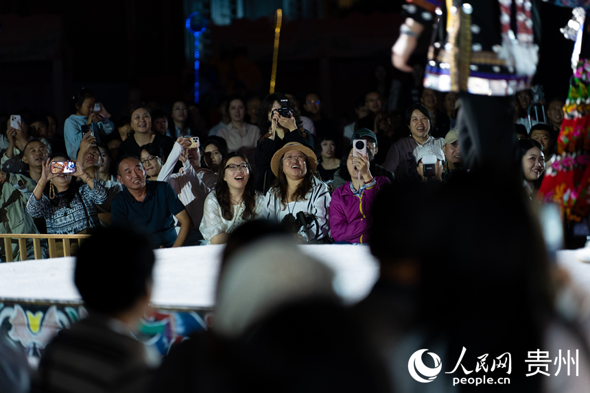  “村T”表演现场，台下的观众为表演者喝彩。人民网记者 涂敏摄