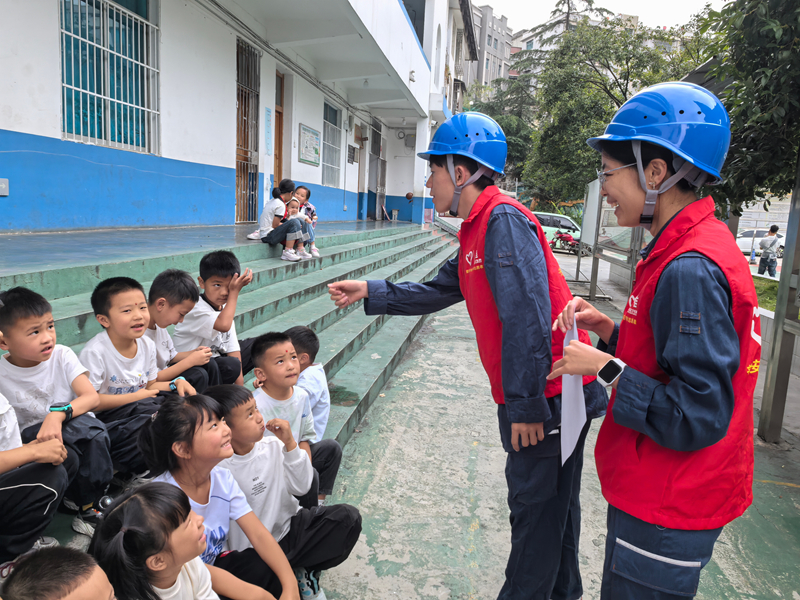 新員工豐國富、李禮和小朋友互動。
