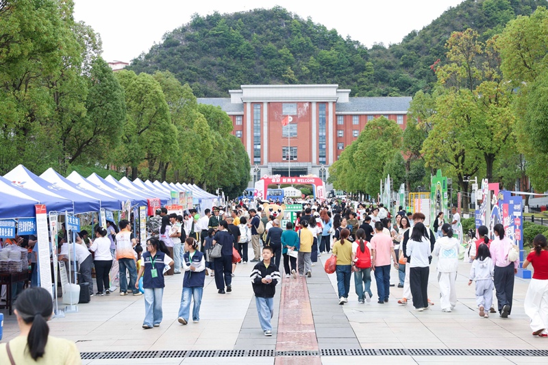 开启求索新征程!贵州师范大学2026级新生入学报到(图2)