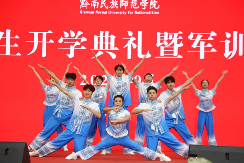 《水族村操——賽馬》。