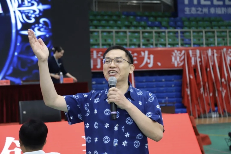 韋啟衛教授演唱《我在貴州等你》。