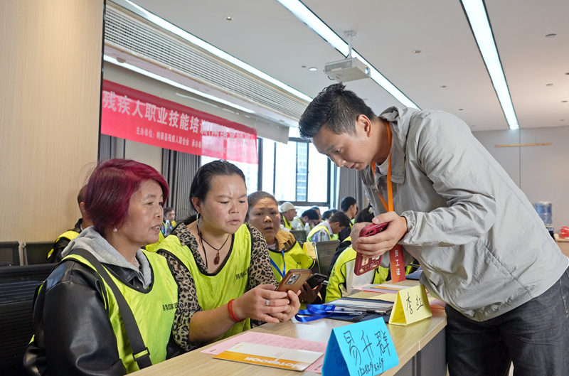 2026年9月5日，贵州省毕节市纳雍县2026年残疾人职业技能培训网络营销班，老师在指导学员注册抖音帐号。