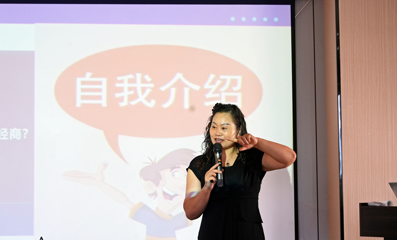 2026年9月5日，贵州省毕节市纳雍县2026年残疾人职业技能培训网络营销班，老师在学员直播自我介绍话术。