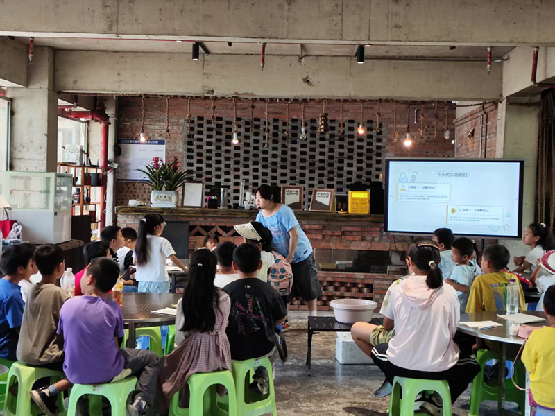 科普课堂中老师讲解实验流程。