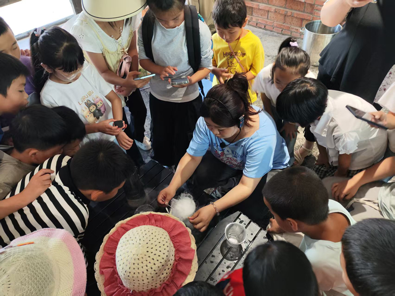 科普老师演示趣味科学实验。
