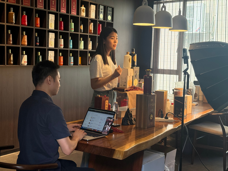 4、文中酒庄采取“线上+线下”融合发展模式亮相本届酒博会。