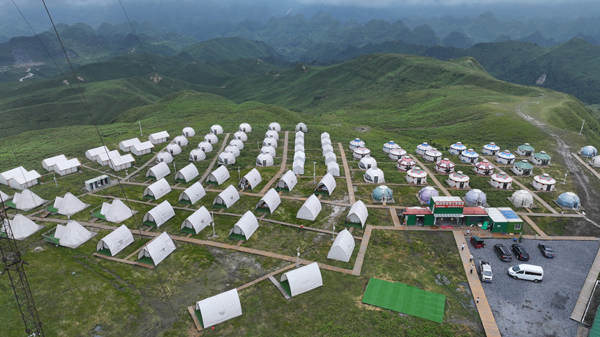 图为：图为阿西里西二台坡景区内蓬客露营基地全景航拍照片。鲁绍林摄