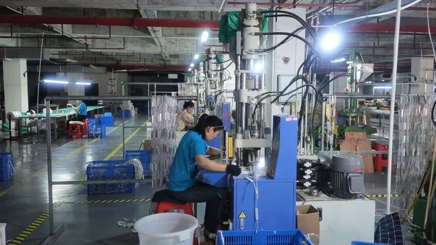 工人有序开展产品组装、检测、封装等工序。