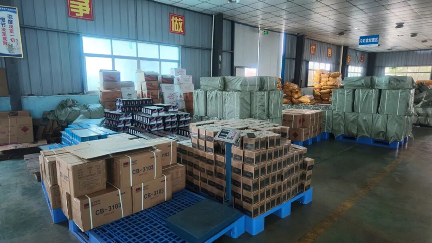 工人有序开展产品组装、检测、封装等工序。