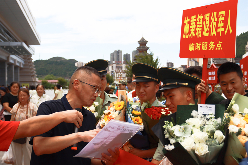 领导为退役军人宣传相关优惠优待政策。