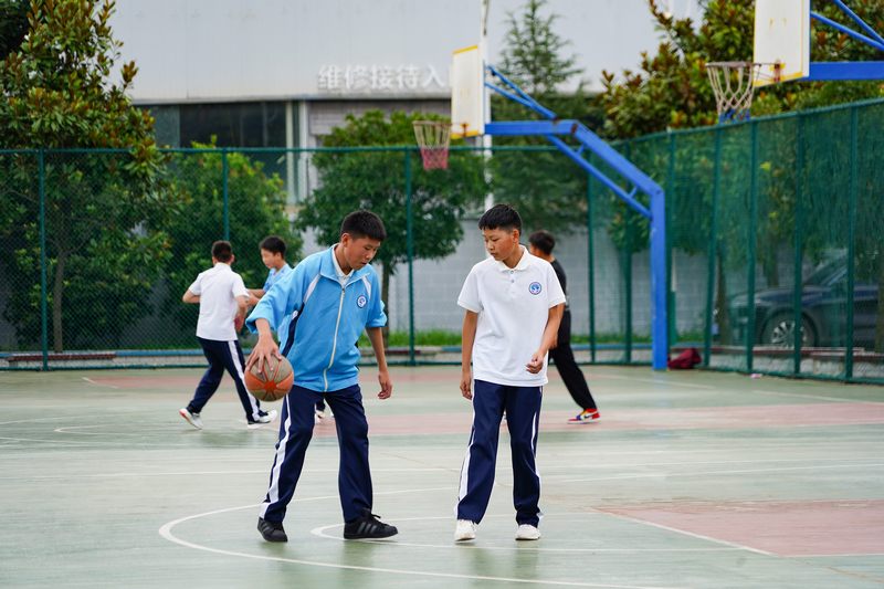 9月5日，在威宁自治县思源实验学校，周末留校学生在打篮球锻炼身体。赵庆能摄