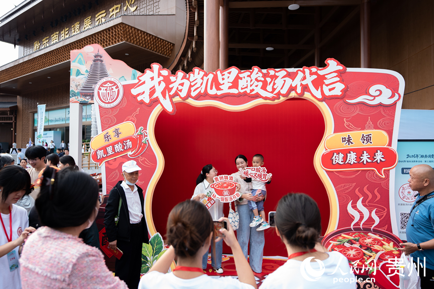参观者在现场打卡拍照。人民网记者 涂敏摄