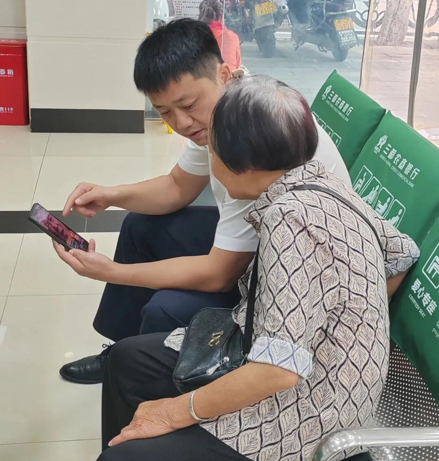 工作人员耐心劝导客户。