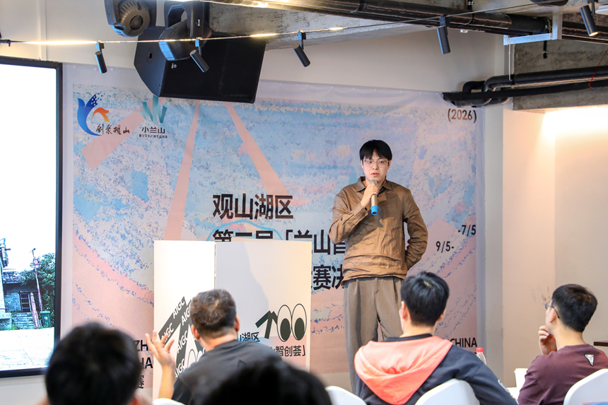 决赛现场，参赛选手有序进行路演。
