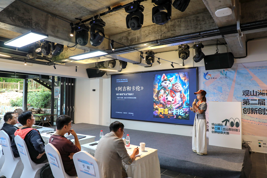 决赛现场，参赛选手有序进行路演。