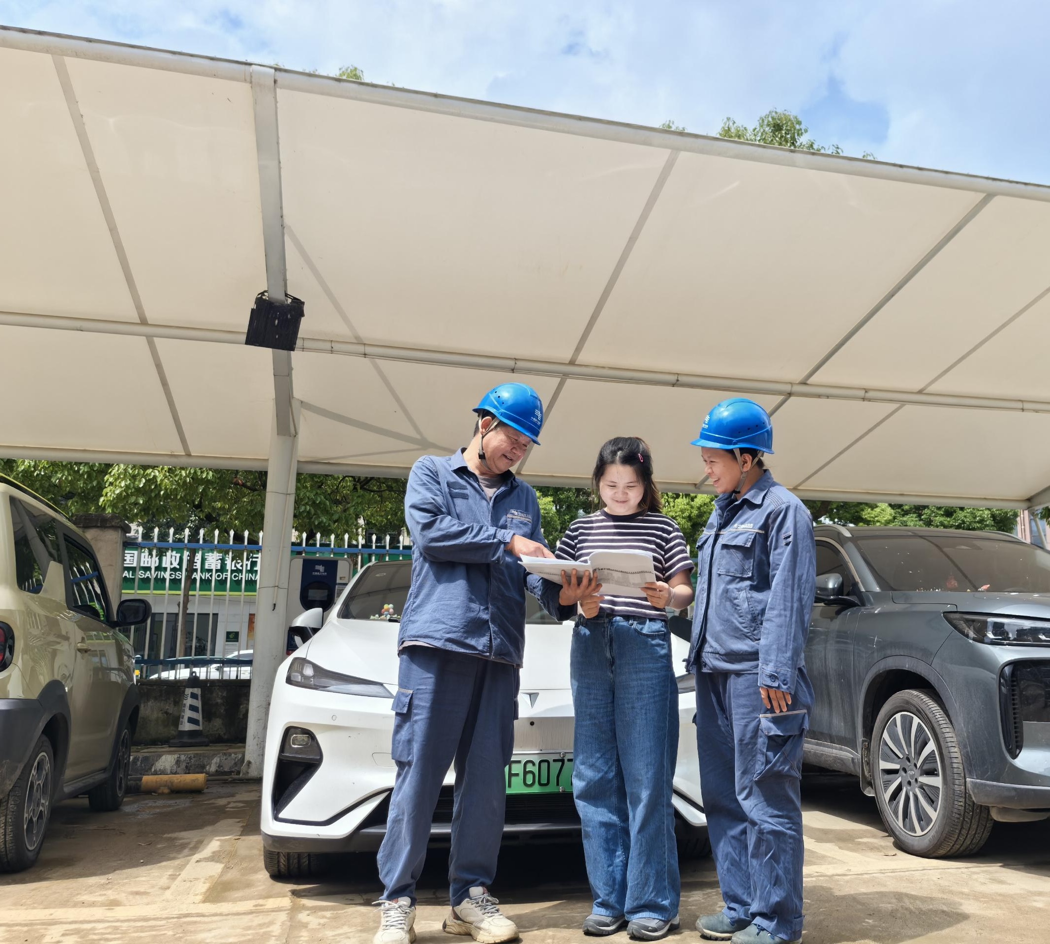 營銷服務班向客戶解答充電站的相關事宜 。陳蓓蕾攝