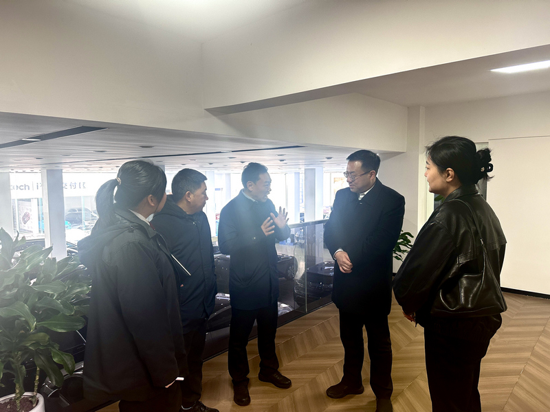 花溪法院院長楊曉智率隊到石板現代商貿服務園商會走訪調研。