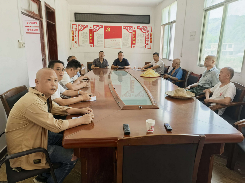 松桃松江街道鸡爪社区召开驻村工作队同村“两委”村情民意研判会。