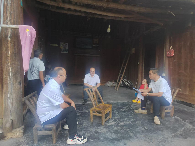 松桃松江街道鸡爪社区驻村干部遍访群众。