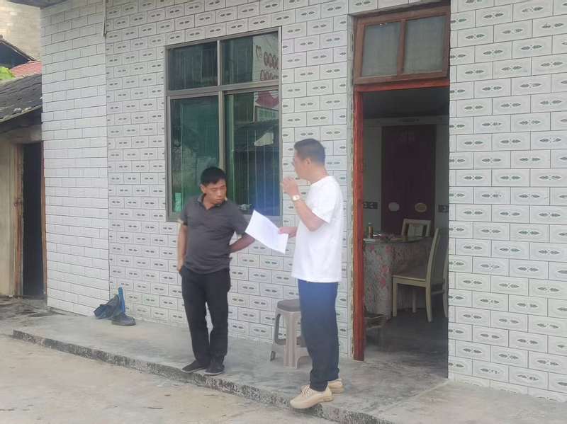 松桃松江街道鸡爪社区驻村干部遍访群众。