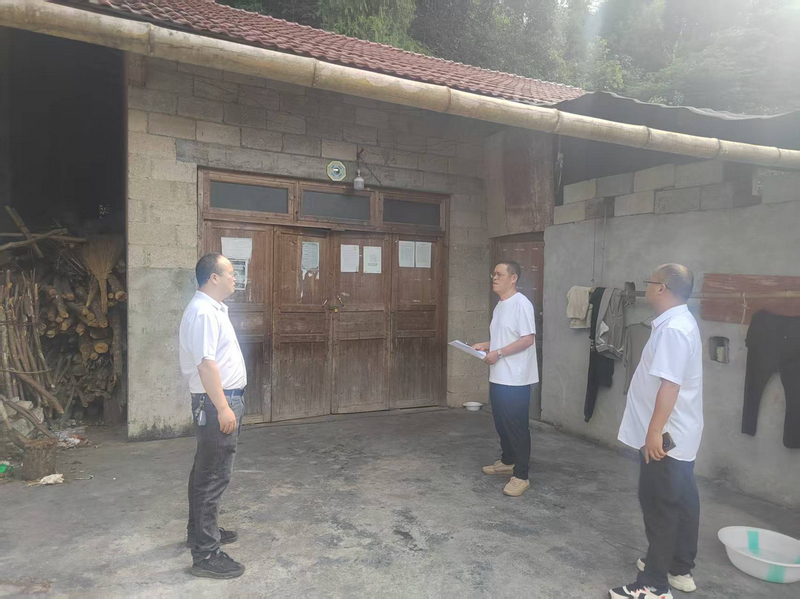 松桃松江街道鸡爪社区驻村干部遍访群众。
