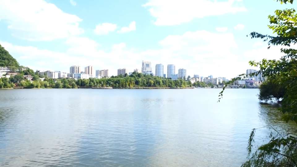全力提质虹山湖环境 擦亮城市生态文旅名片。