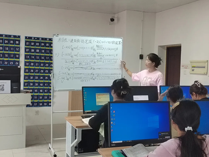 楊姝在授課。