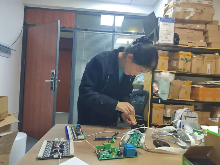 楊姝到企業開展實踐。