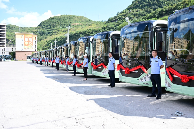 新車上線！六枝公汽新增20台公交守護鄉村學生上學路。