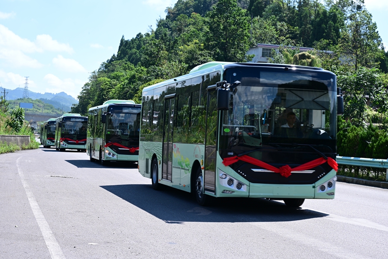 新車上線！六枝公汽新增20台公交守護鄉村學生上學路。