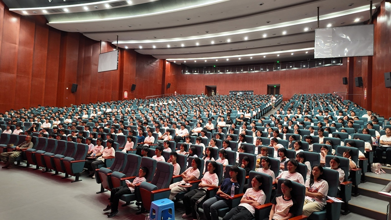 千余名學子齊聚報告廳，聆聽紅色宣講。刁苓沙 攝