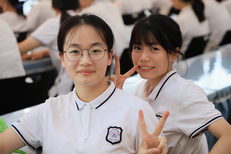 1、工作間隙的王婷婷。
