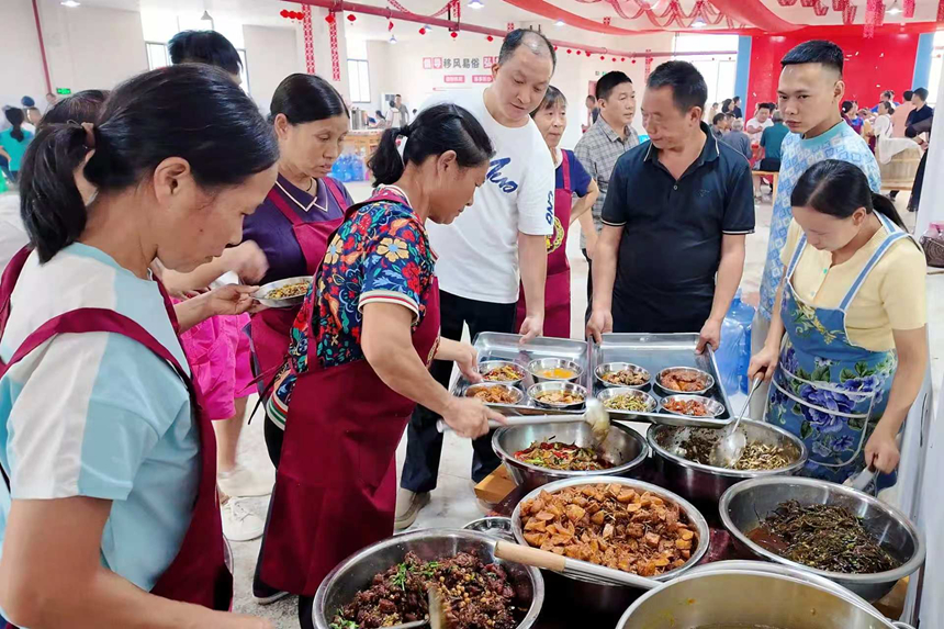 帮忙的村民穿梭席间，将一道道地道家常菜端上餐桌。