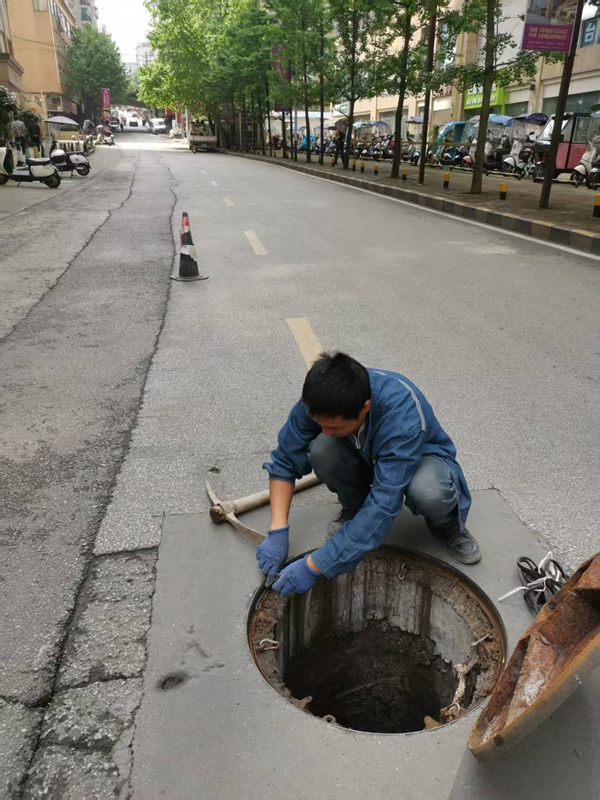 图3：对城东路井盖进行修检