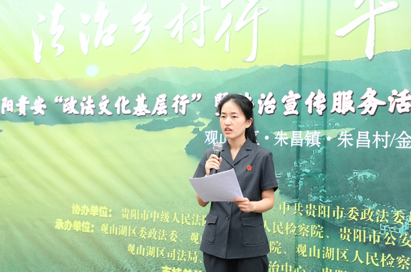 法院法官開展法治微宣講.jpg