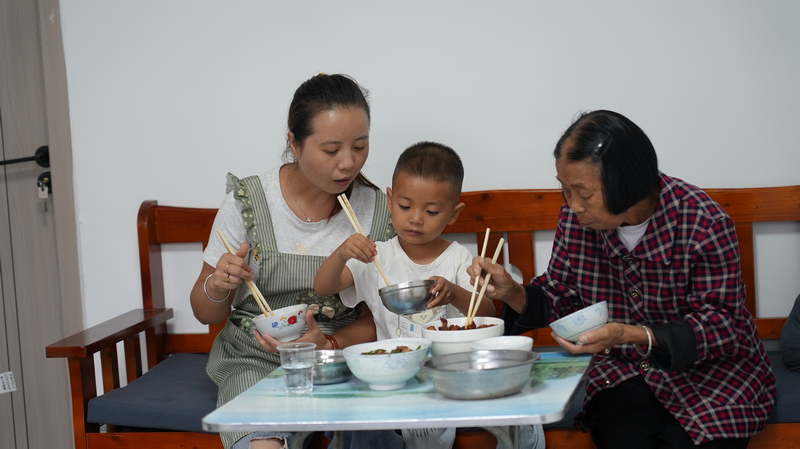入住洗馬陪讀公寓的村民們。