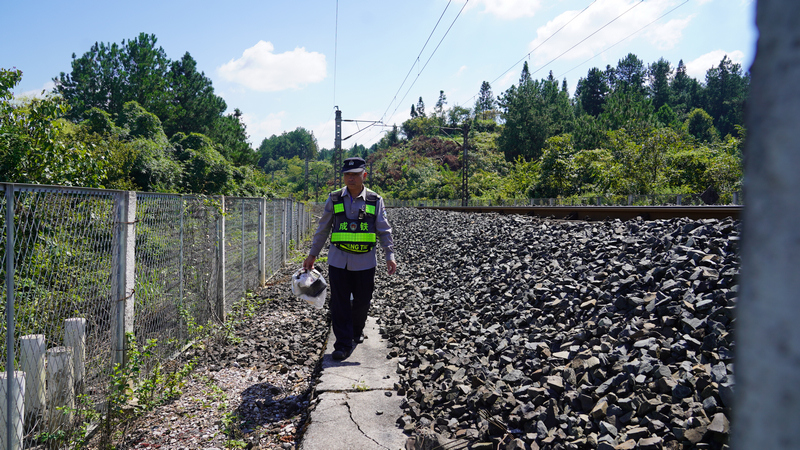 韋豐宇正在對沿線路段進行垃圾清理。