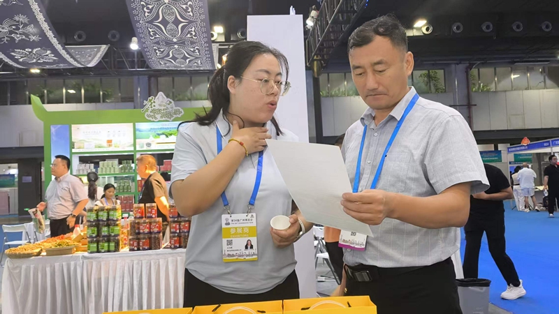 向采购商介绍阳基枇杷膏.jpg