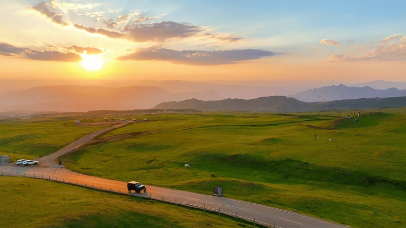 乌蒙大草原日落，云端草甸上的光影盛宴。