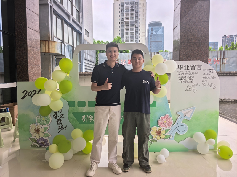 2、黎康宁与毕业学生打卡留念。