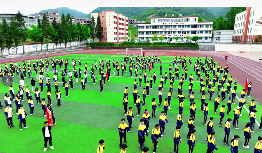 學生在操場上運動。