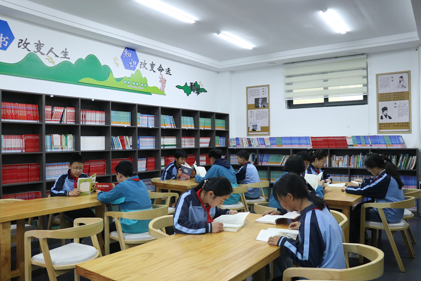 學生正在圖書室看書。