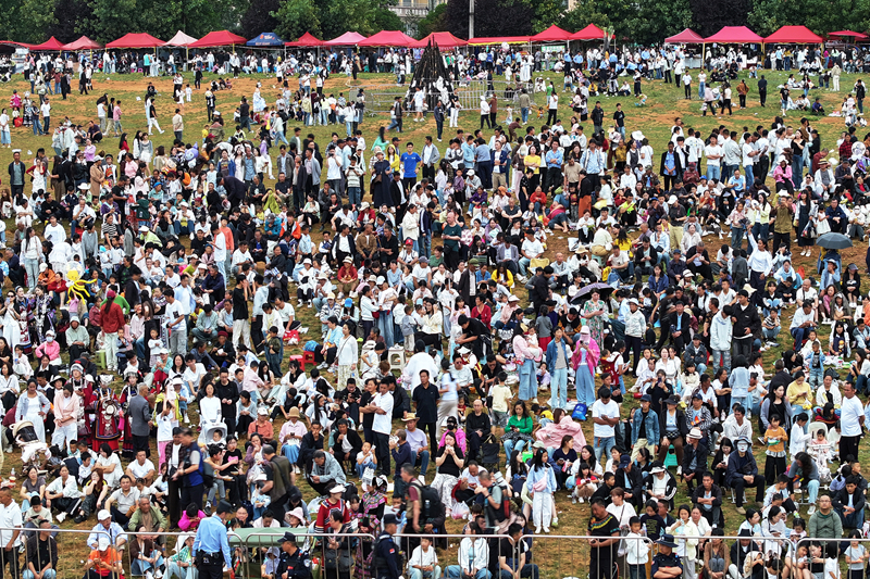 8月6日，2026年火把狂欢季活动在五里岗民族文化广场举行。图为现场人山人海。（岳刚  摄）副本
