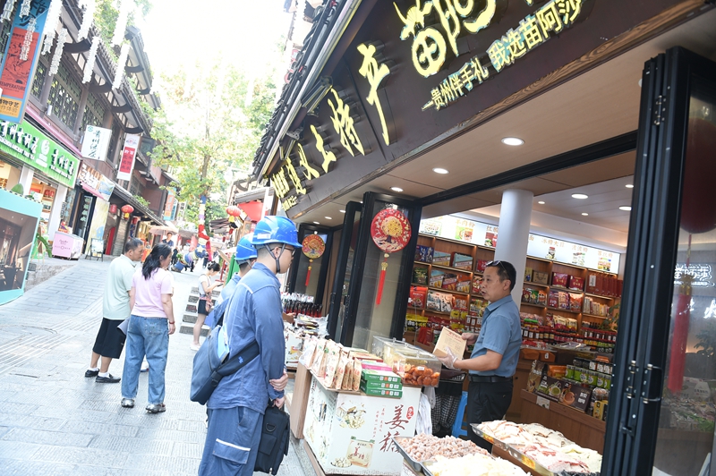 遵义红花岗供电局员工走进革命老区商铺开展走访检查。