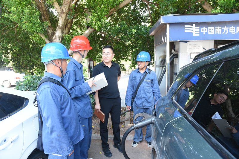 遵义习水供电局员工对土城古镇充电站开展用电检查，并引导车主充电。