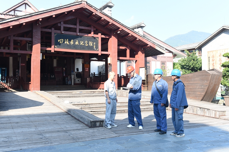 遵义习水供电局员工走进土城古镇四渡赤水纪念馆开展用电检查。