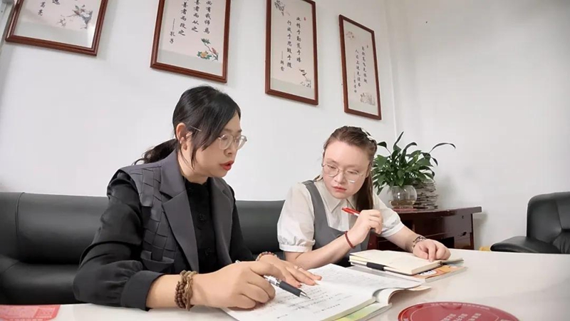 4、師徒二人在備課。