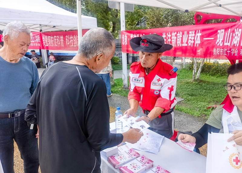 3、紅十字志願者向居民發放宣傳資料，科普應急救護知識 。.jpg