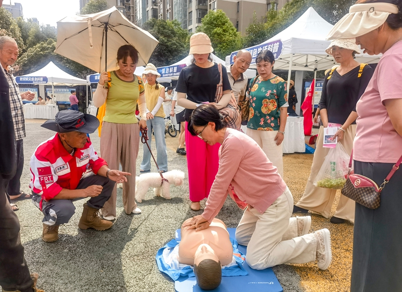 4、居民在紅十字志願者指導下進行心肺復蘇練習。.jpg